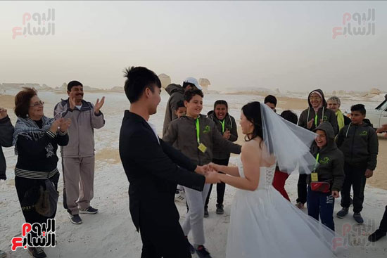 عروسان من الصين يحتفلان بزفافهما بالصحراء البيضاء في الوادى الجديد (7)
