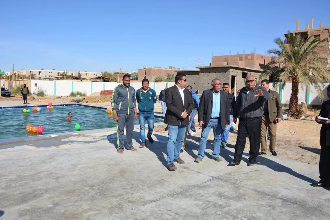 صور.. محافظ الوادى الجديد يتفقد حمام السباحة بالخارجة ويوجه بسرعة صور.. محافظ الوادى الجديد يتفقد حمام السباحة بالخارجة ويوجه بسرعة