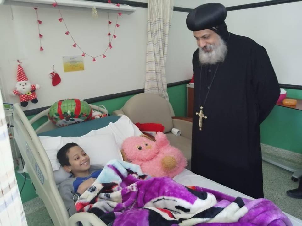 الأسقف العام لكنائس حدائق القبة يزور أطفال مستشفى ٥٧٣٥٧ (1)