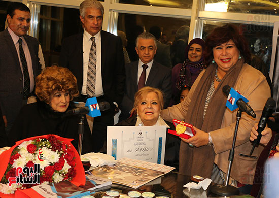 وزارة الثقافة تمنح الفنانة نادية لطفى جائزة الدولة التقديرية بحضور نجوم الفن (4)