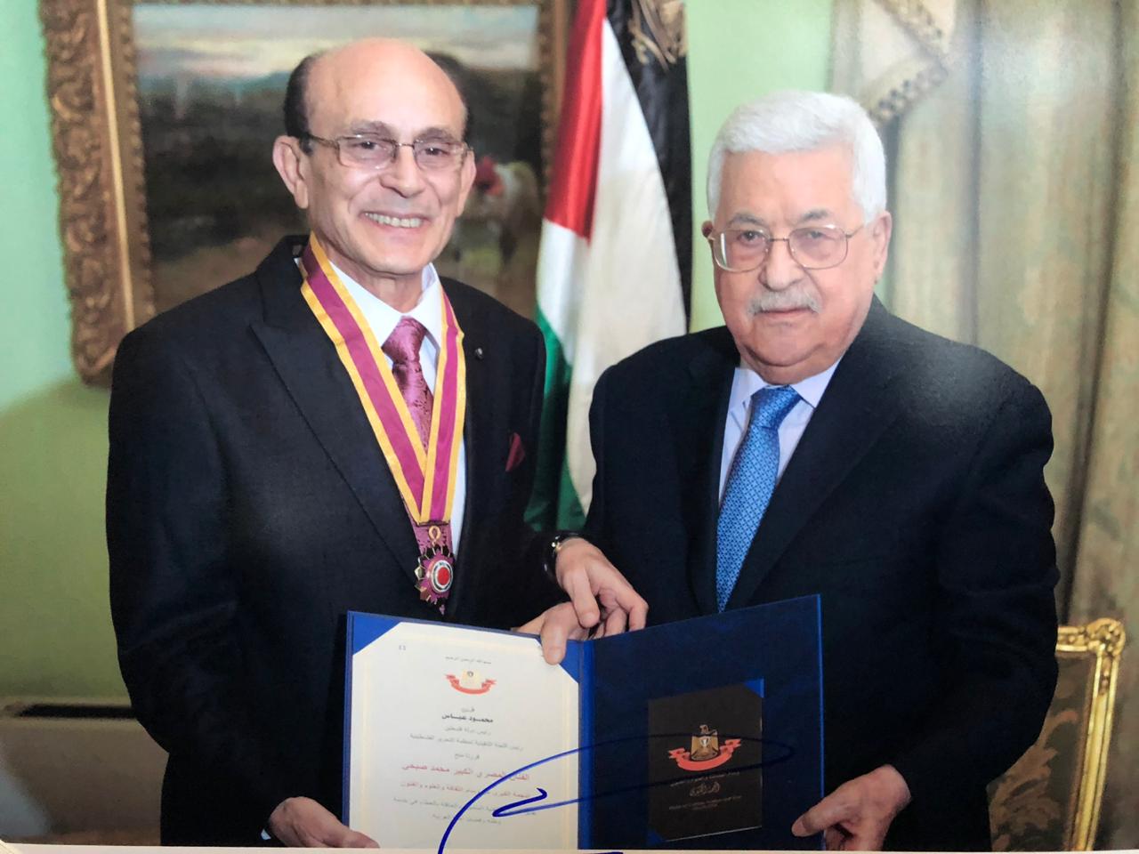 الرئيس الفلسطيني محمود عباس ابومازن يمنح محمد صبحي وسام