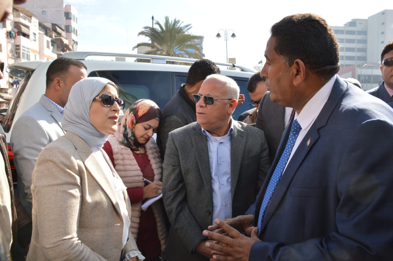 وزيرة الصحة تشيد بمبني المجمع الإداري للتأمين الصحي ببورسعيد (6)