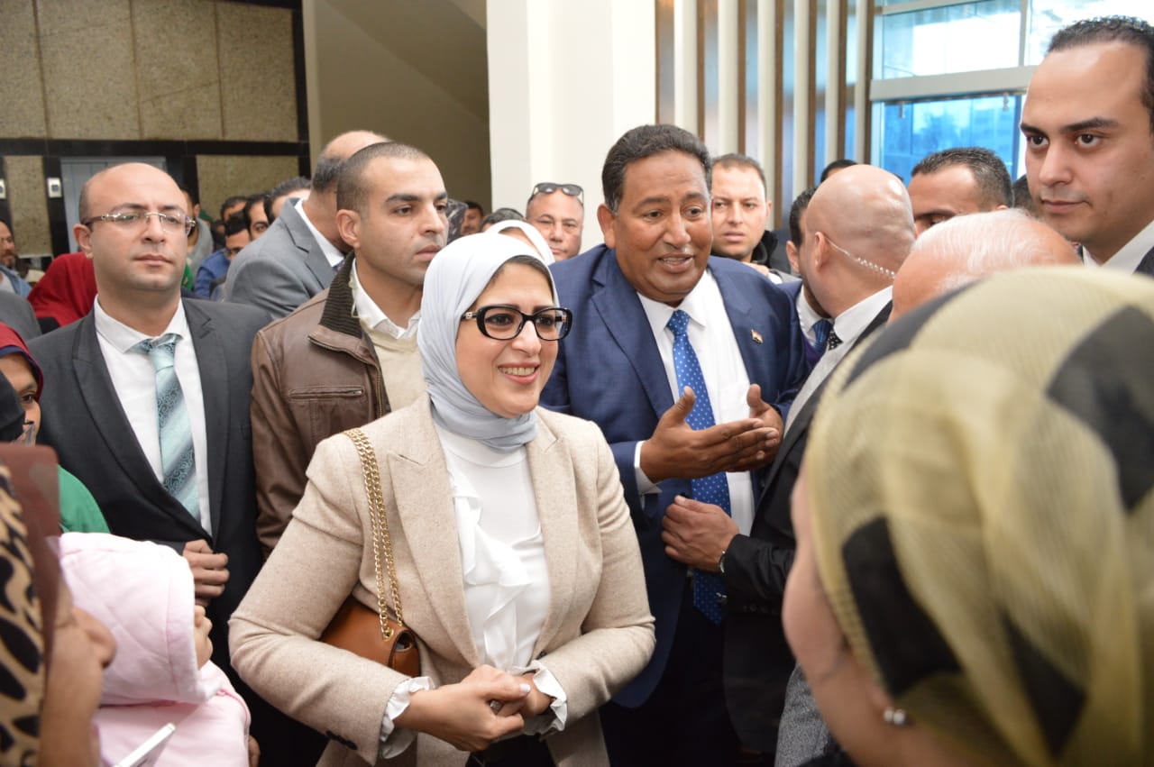 وزيرة الصحة تشيد بمبني المجمع الإداري للتأمين الصحي ببورسعيد (3)