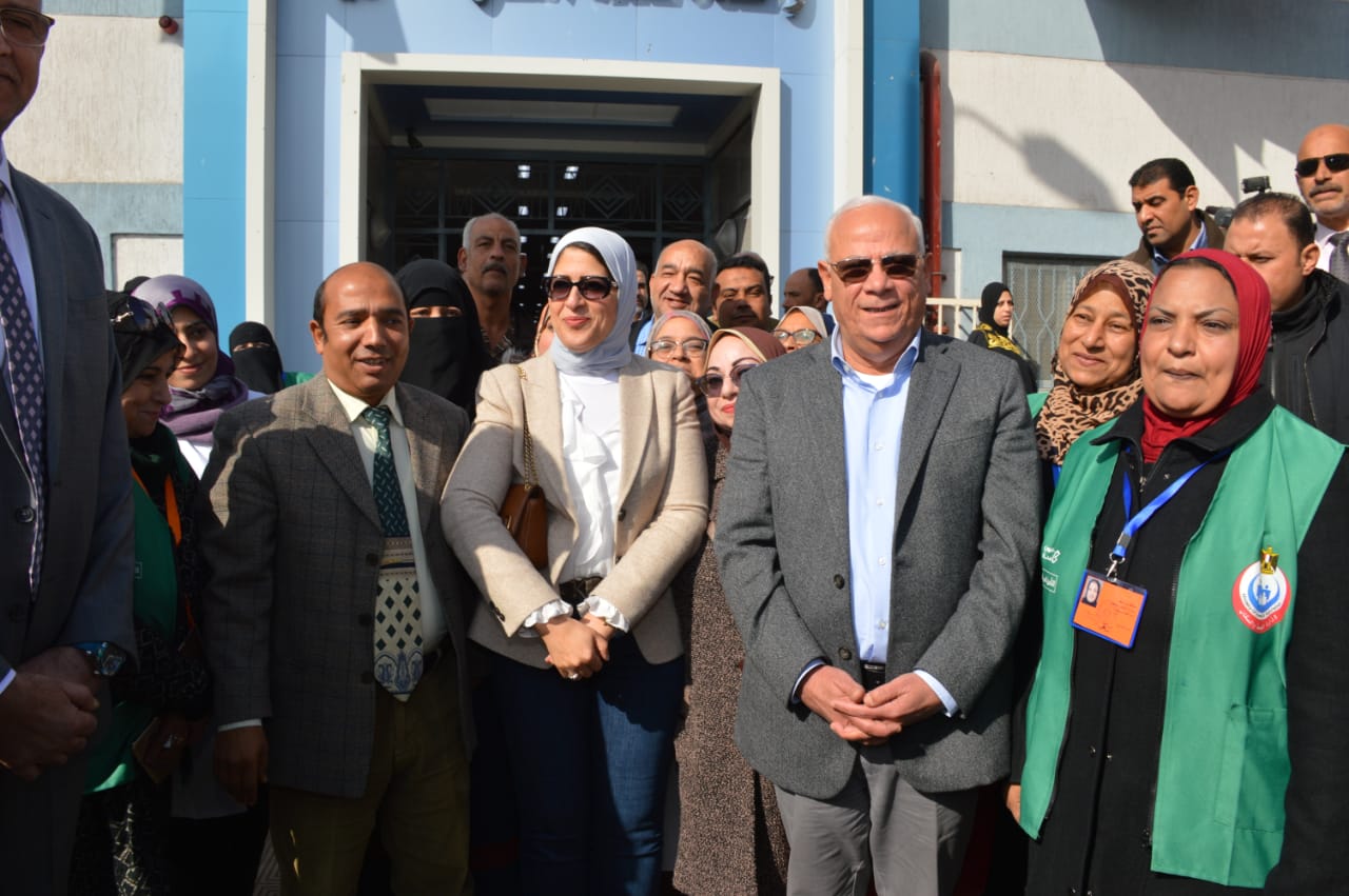 وزيرة الصحة تشيد بمبني المجمع الإداري للتأمين الصحي ببورسعيد (4)
