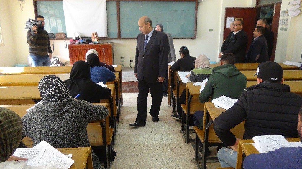 رئيس جامعة المنيا يتفقد لجان الامتحانات (10)