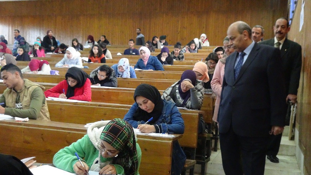رئيس جامعة المنيا يتفقد لجان الامتحانات (1)