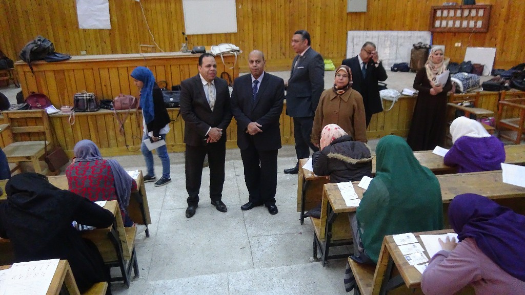 رئيس جامعة المنيا يتفقد لجان الامتحانات (4)