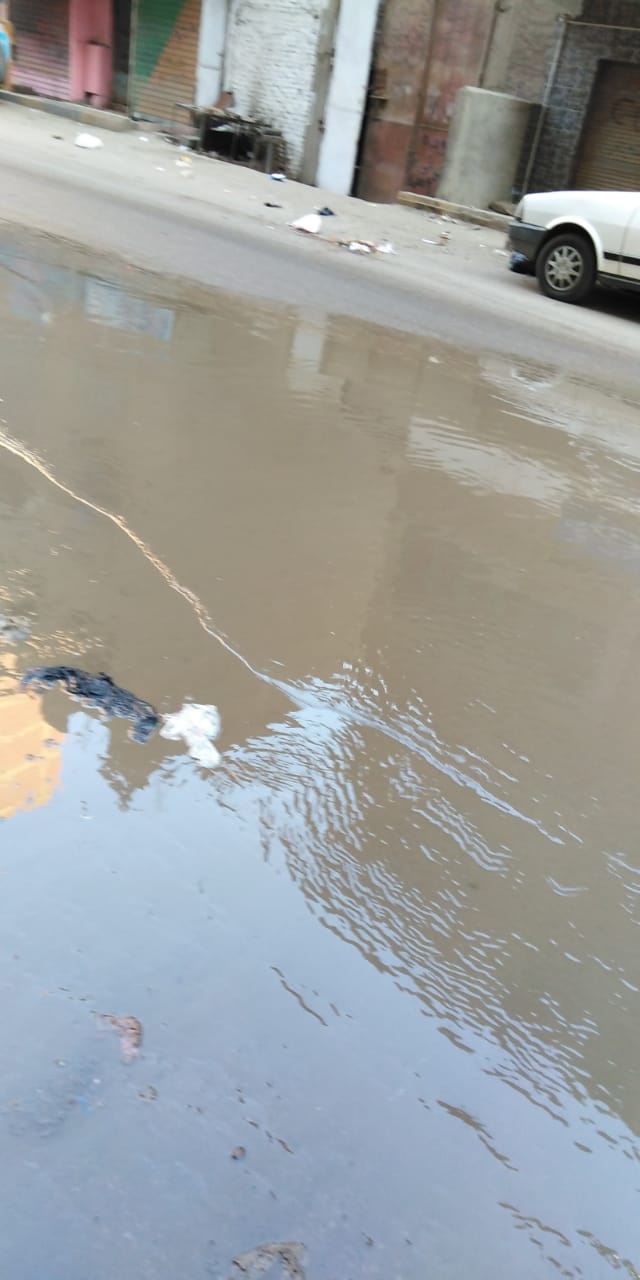 كسر ماسورة مياه فى شارع العروبة فى الهرم يعيق المرور    (3)