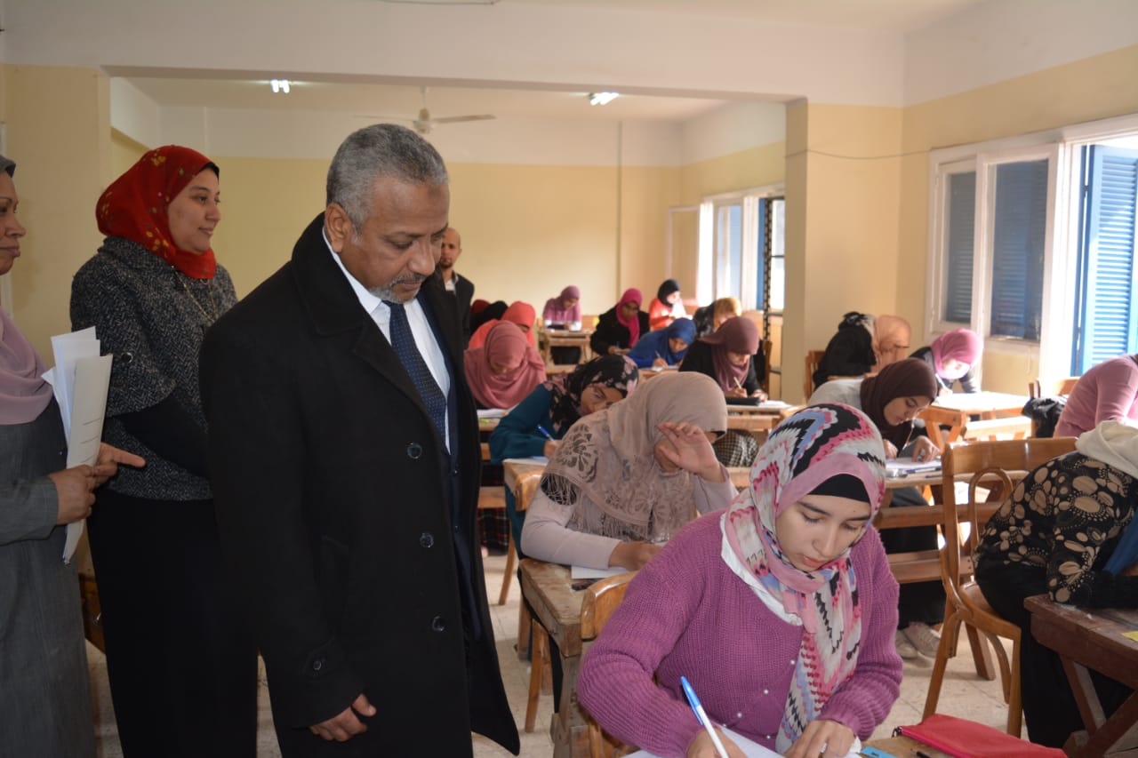 نائب رئيس جامعة الأزهر يتفقد امتحانات نصف العام بكلية اللغة العربية بنات بأسيوط (2)