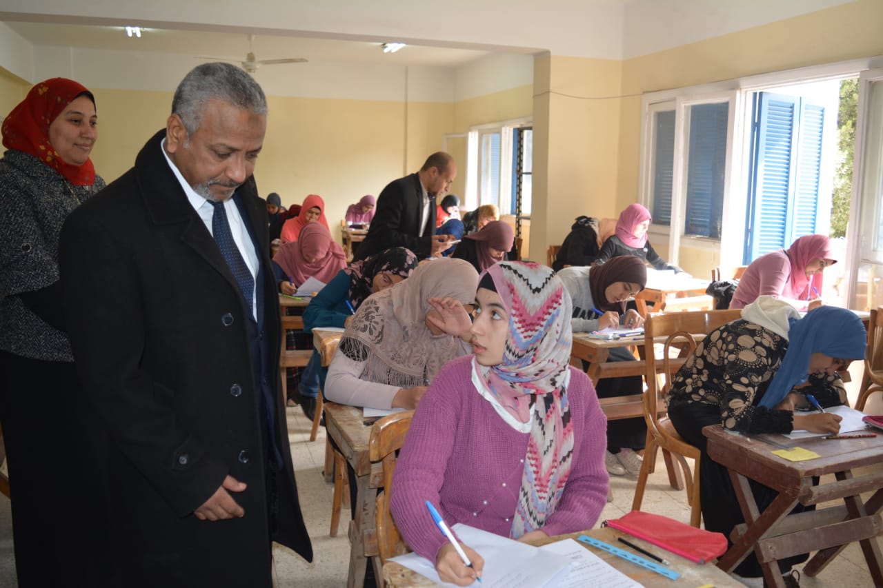 نائب رئيس جامعة الأزهر يتفقد امتحانات نصف العام بكلية اللغة العربية بنات بأسيوط (5)