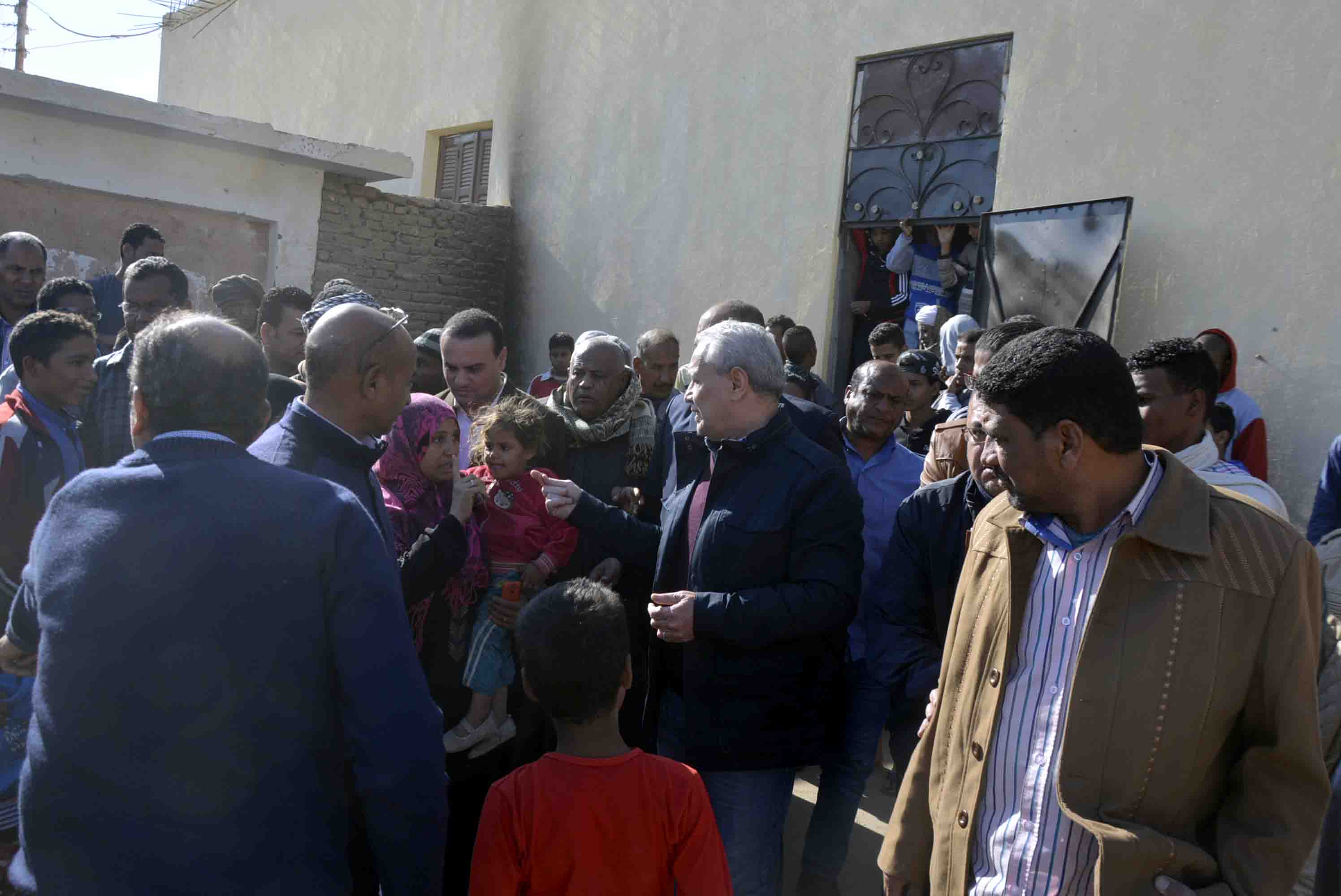 محافظ الأقصر يتفقد المشروعات بمدينة القرنة (6)