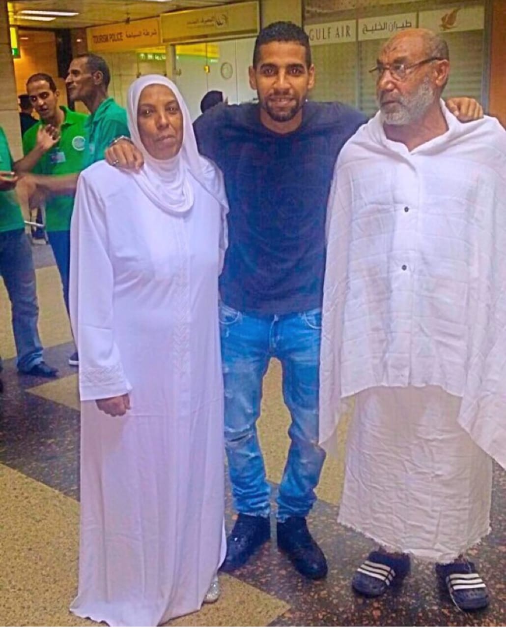 مؤمن زكريا بصحبة والده ووالدته مؤمن زكريا بصحبة والده ووالدته