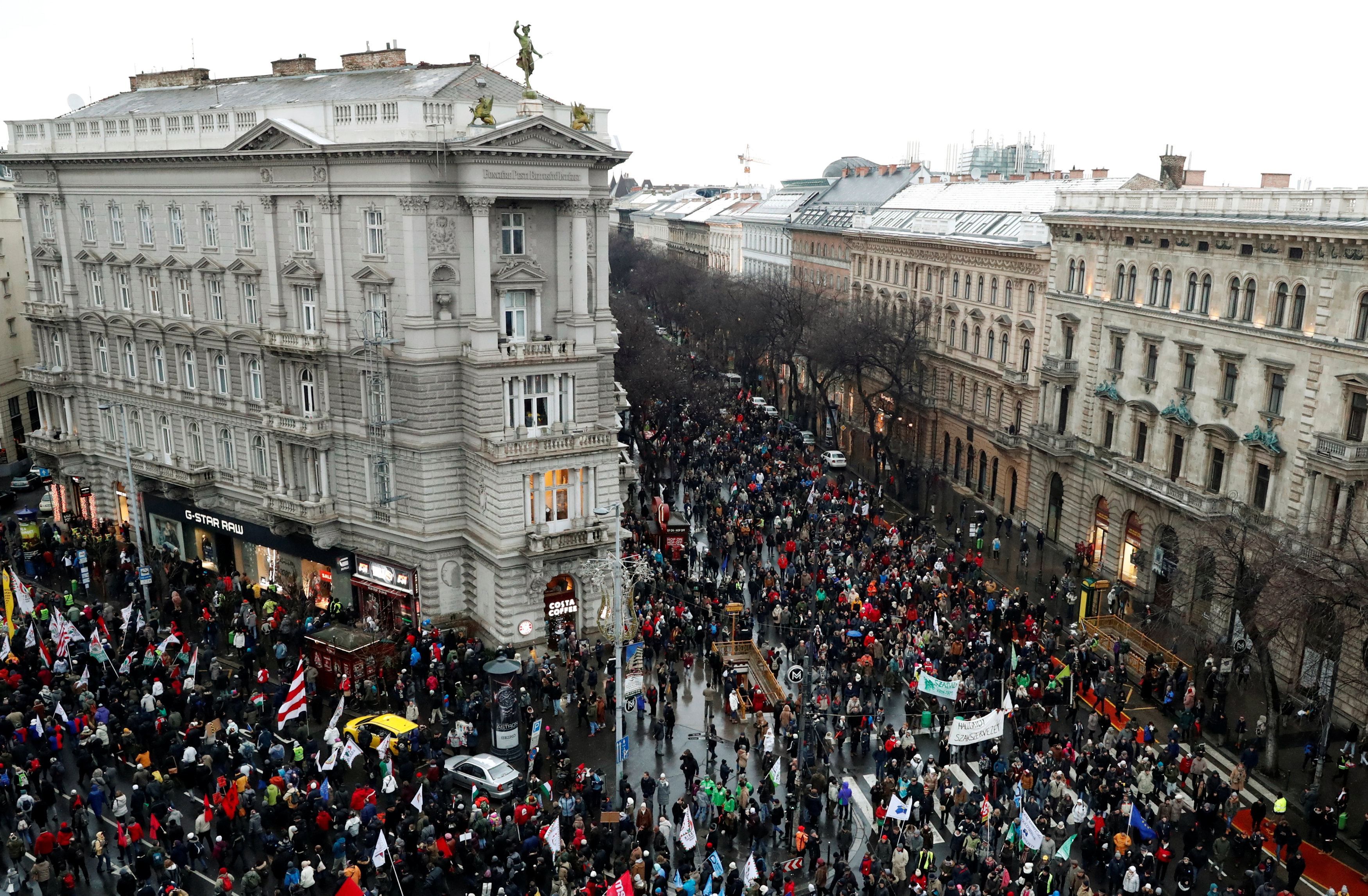 مسيرة فى بودابست احتجاجًا على قانون العبيد (3)