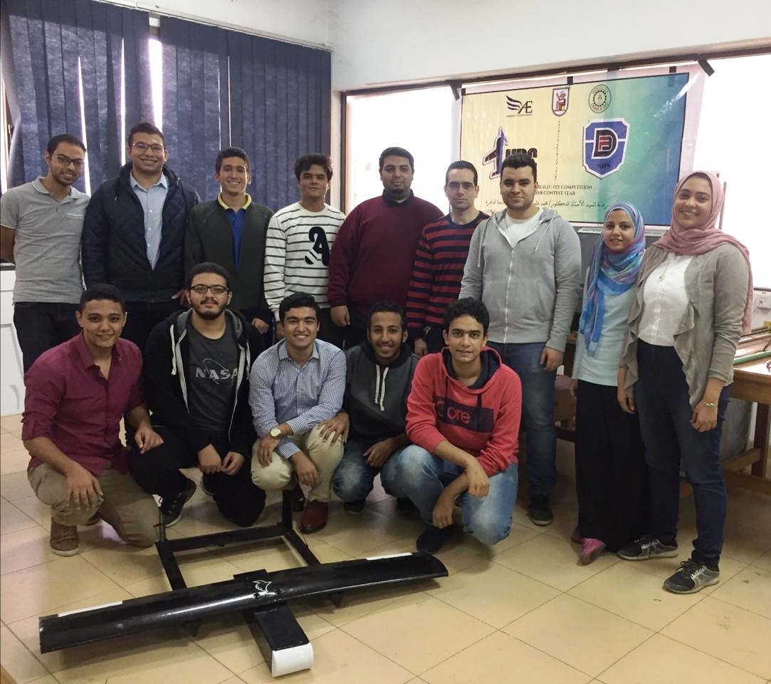 طلاب هندسة القاهرة فريق قسم الطيران والفضاء  (1)
