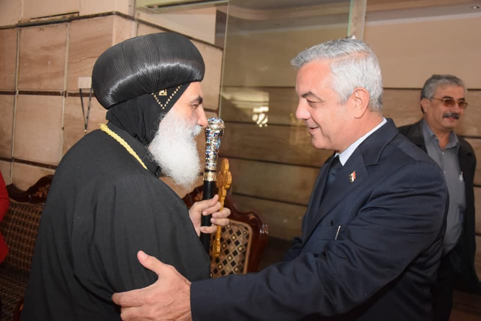 رئيس جامعة المنوفية مع أسقف مطرانية المنوفية (8)