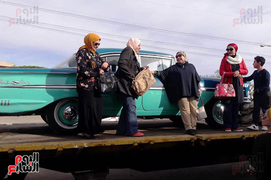 المواطنون-يلتقطون-الصور-مع-سيارة-الرئيس-جمال-عبد-الناصر-(3)
