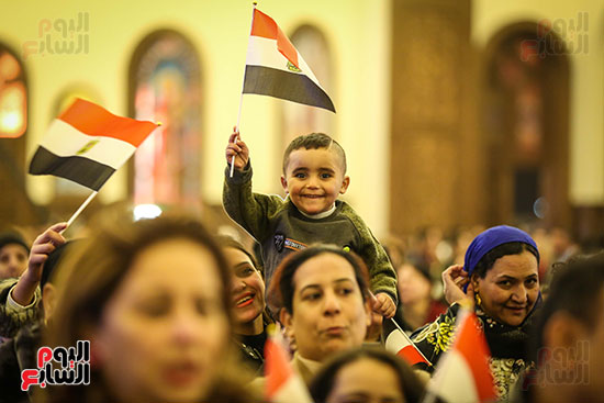 علم مصر يرفرف بأيدى المشاركين فى قداس عيد الميلاد بكاتدرائية (1)
