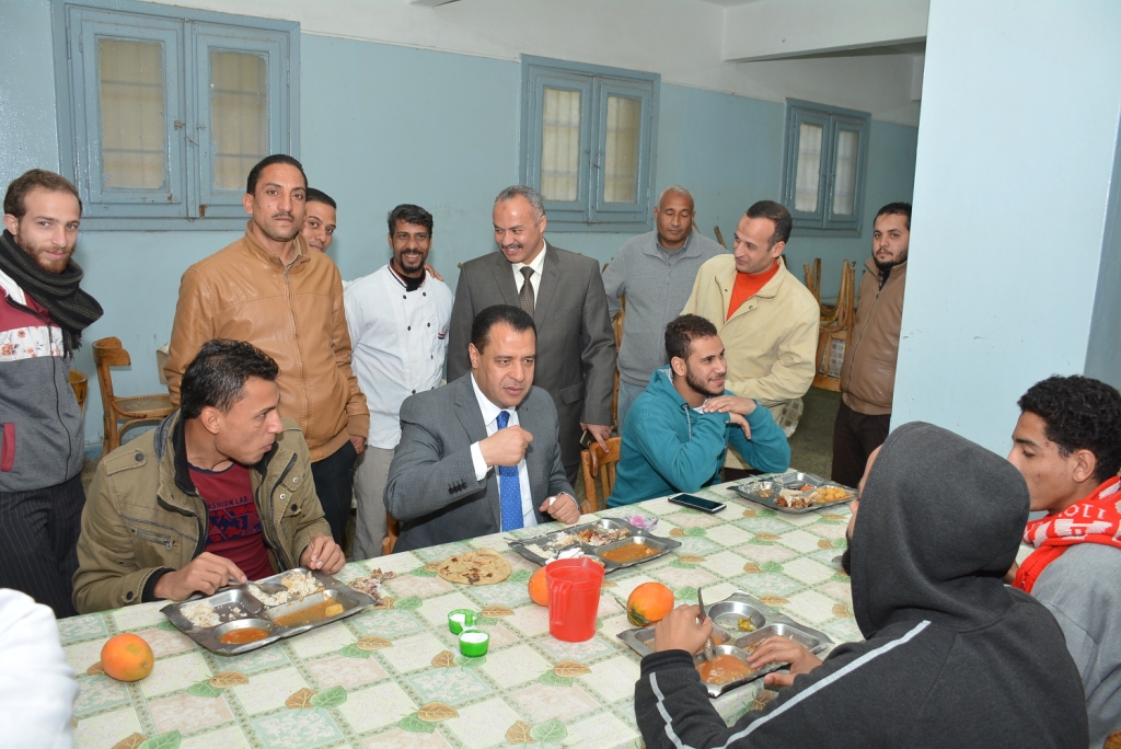 نائب رئيس جامعة أسيوط يشارك طلاب الجامعة المغتربين وجبة الغداء  (7)