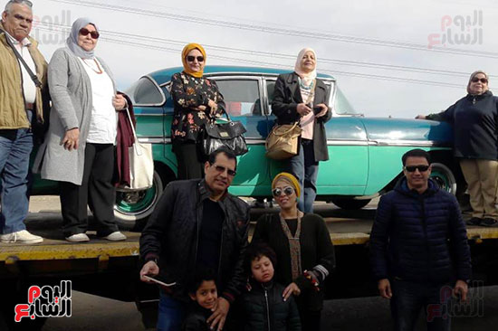 المواطنون-يلتقطون-الصور-مع-سيارة-الرئيس-جمال-عبد-الناصر-(9)