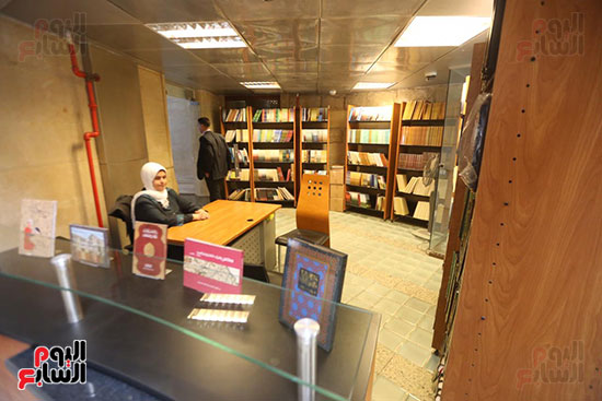وزيرة الثقافة تتفقد مبنى دار الكتب والعرض المتحفى بصحبة قيادات الوزارة  (8)