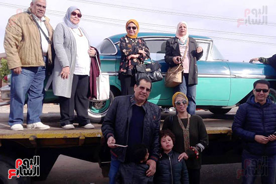المواطنون-يلتقطون-الصور-مع-سيارة-الرئيس-جمال-عبد-الناصر-(2)