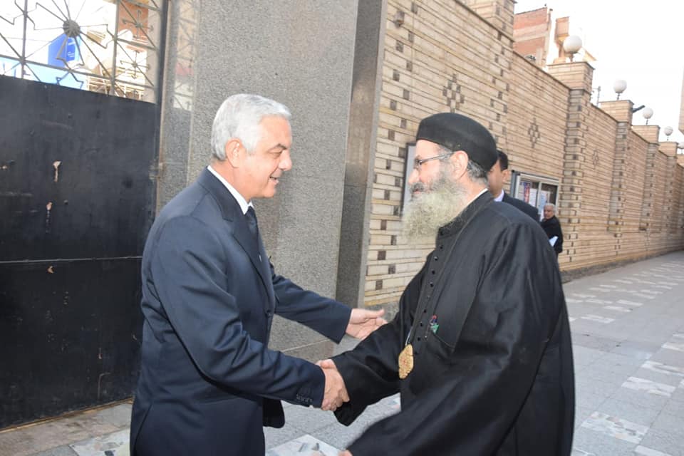 رئيس جامعة المنوفية مع أسقف مطرانية المنوفية (6)
