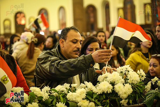 علم مصر يرفرف بأيدى المشاركين فى قداس عيد الميلاد بكاتدرائية (4)
