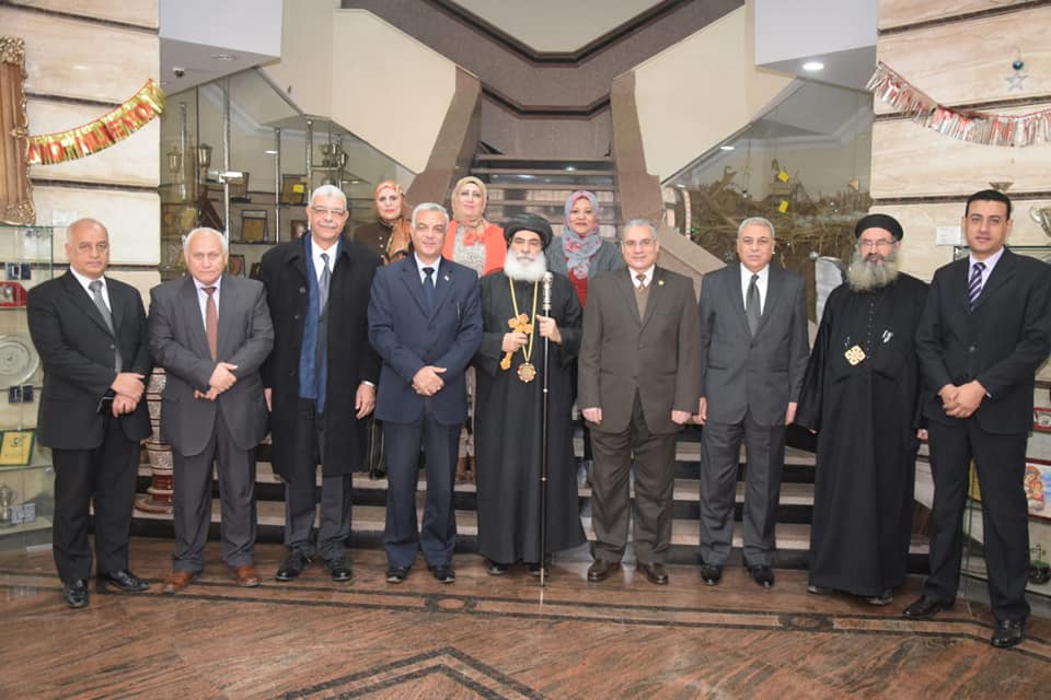 رئيس جامعة المنوفية مع أسقف مطرانية المنوفية (2)