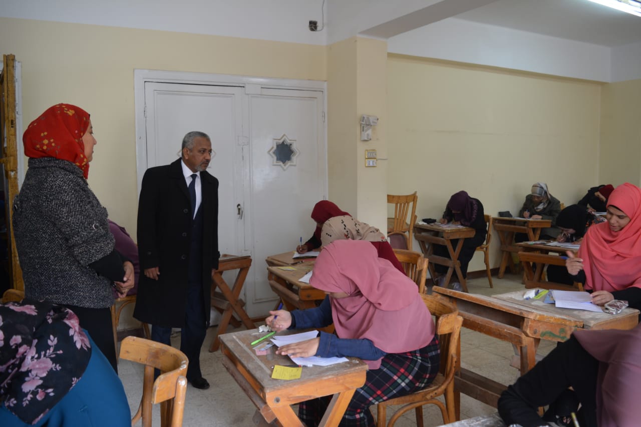 نائب رئيس جامعة الأزهر يتفقد امتحانات نصف العام بكلية اللغة العربية بنات بأسيوط (4)