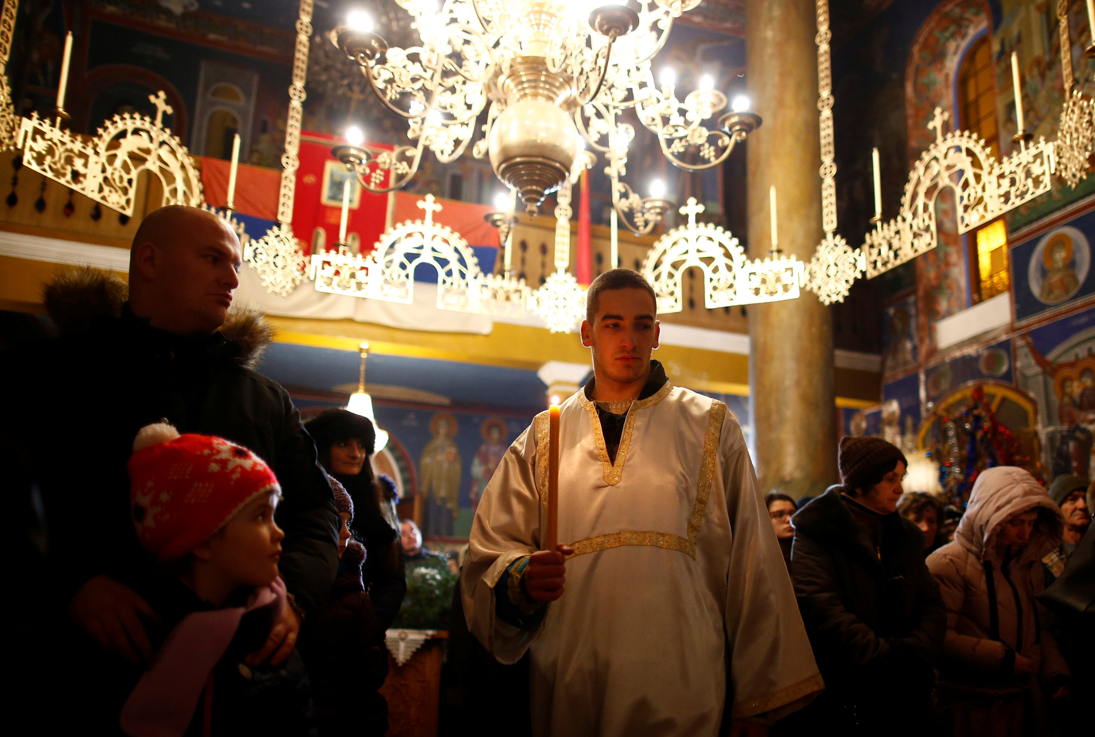 المصلون يقيمون شعائرهم خلال القداس فى البوسنة