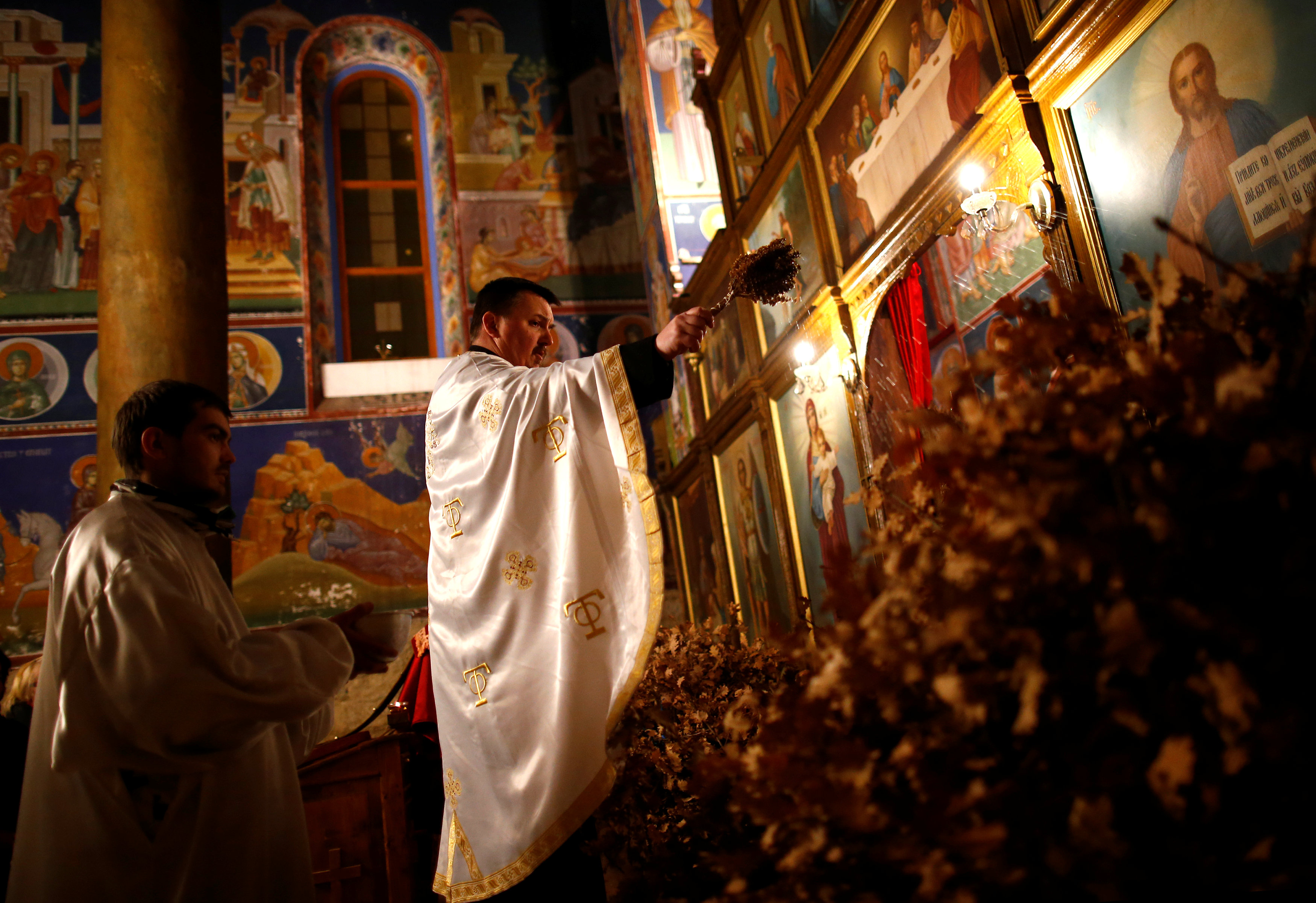 القداس فى أحد كنائس البوسنة