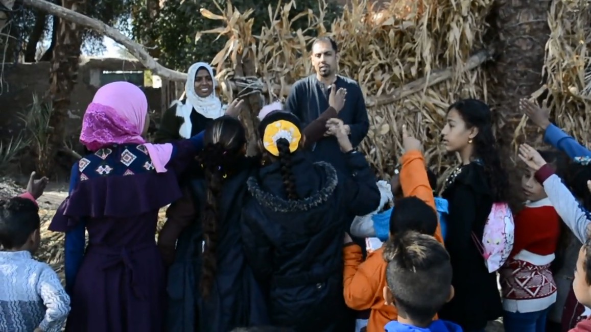القساوسة يوزعون العيدية علي الأطفال وشاب قبطي ينظم مأدبة للأطفال المسلمين والأقباط بالأقصر (9)