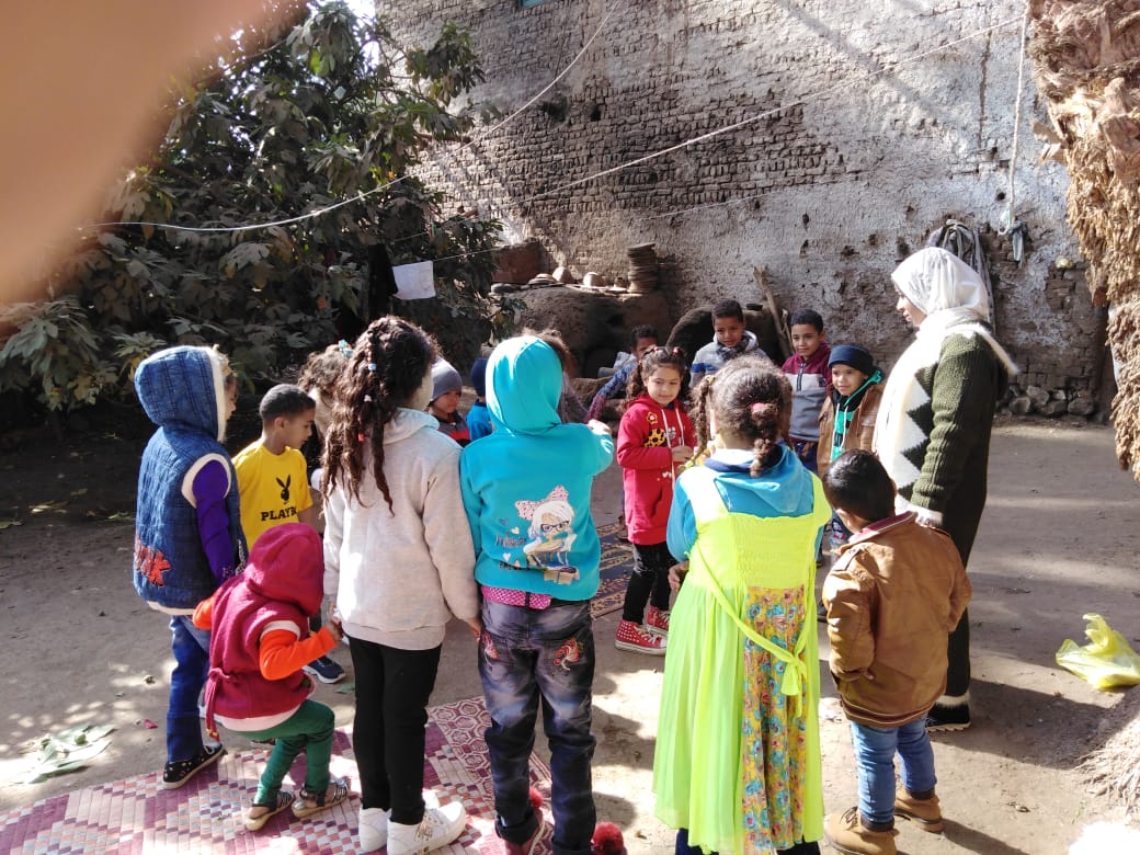 القساوسة يوزعون العيدية علي الأطفال وشاب قبطي ينظم مأدبة للأطفال المسلمين والأقباط بالأقصر (2)