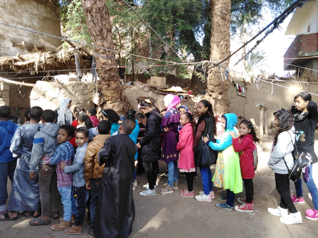 القساوسة يوزعون العيدية علي الأطفال وشاب قبطي ينظم مأدبة للأطفال المسلمين والأقباط بالأقصر (4)