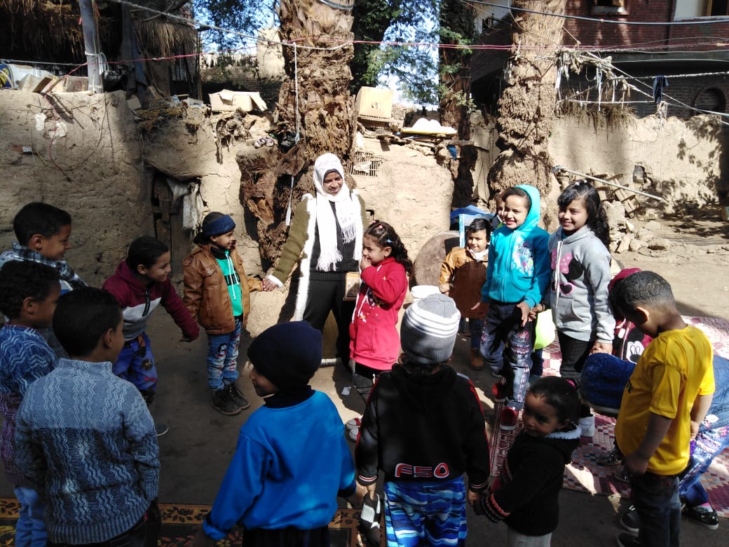 القساوسة يوزعون العيدية علي الأطفال وشاب قبطي ينظم مأدبة للأطفال المسلمين والأقباط بالأقصر (7)