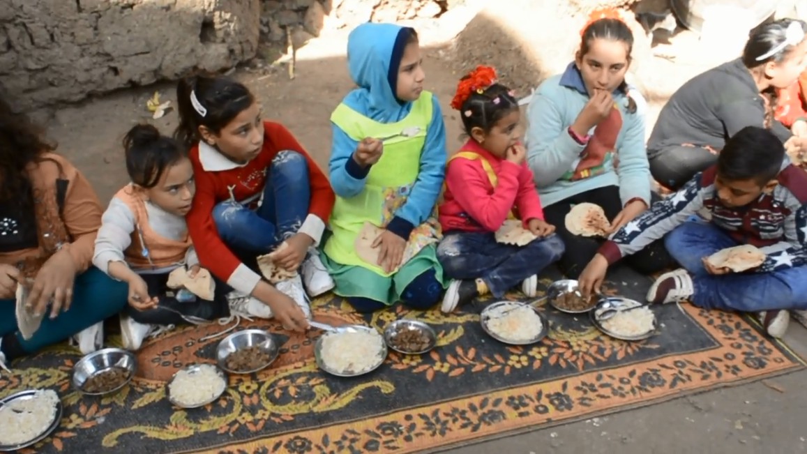 القساوسة يوزعون العيدية علي الأطفال وشاب قبطي ينظم مأدبة للأطفال المسلمين والأقباط بالأقصر (8)
