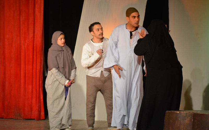 المحافظ يشهد العرض المسرحي ولاد البلد (42)