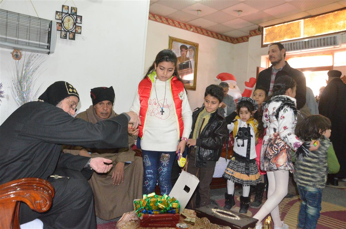 القساوسة يوزعون العيدية علي الأطفال وشاب قبطي ينظم مأدبة للأطفال المسلمين والأقباط بالأقصر (14)