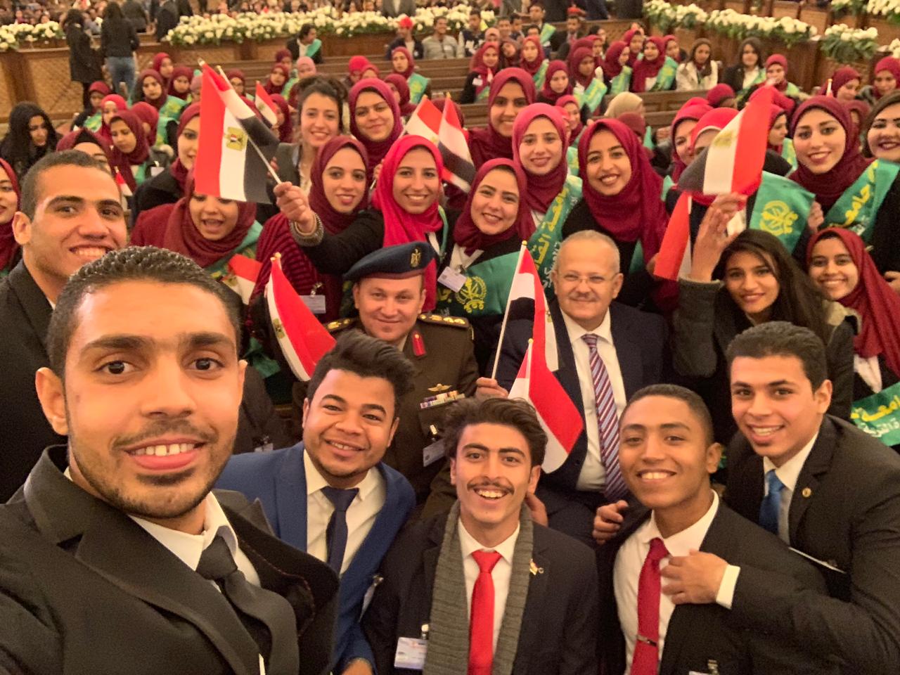 رئيس جامعة القاهرة يشارك مع الطلاب افتتاح الكاتدرائية الجديدة (3)