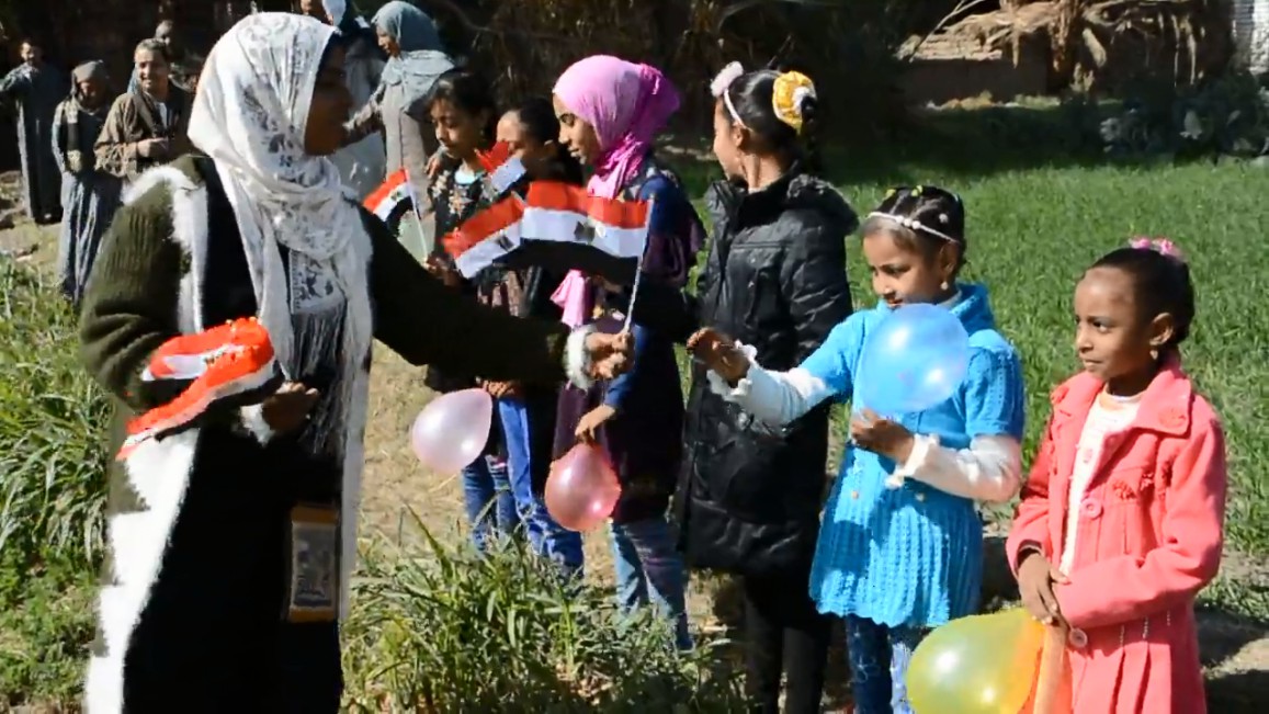 القساوسة يوزعون العيدية علي الأطفال وشاب قبطي ينظم مأدبة للأطفال المسلمين والأقباط بالأقصر (11)