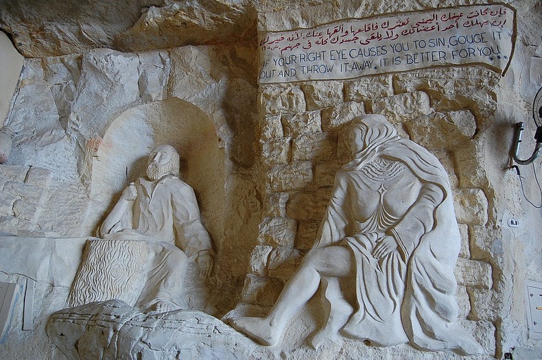 تماثيل داخل الدير