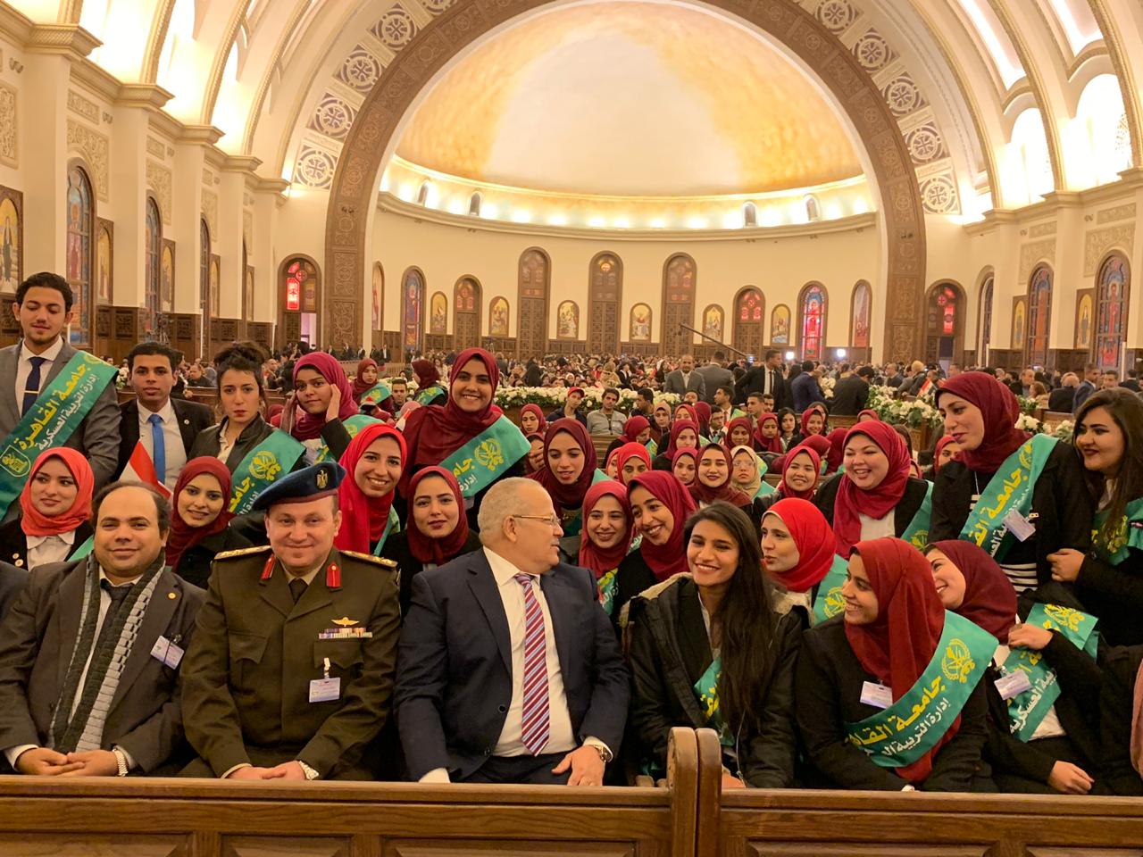 رئيس جامعة القاهرة يشارك مع الطلاب افتتاح الكاتدرائية الجديدة (5)