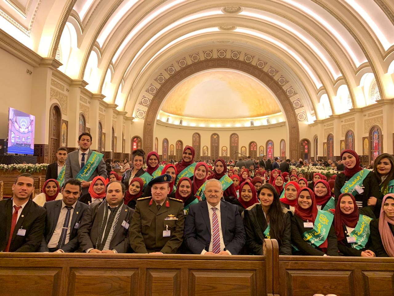 رئيس جامعة القاهرة يشارك مع الطلاب افتتاح الكاتدرائية الجديدة (1)
