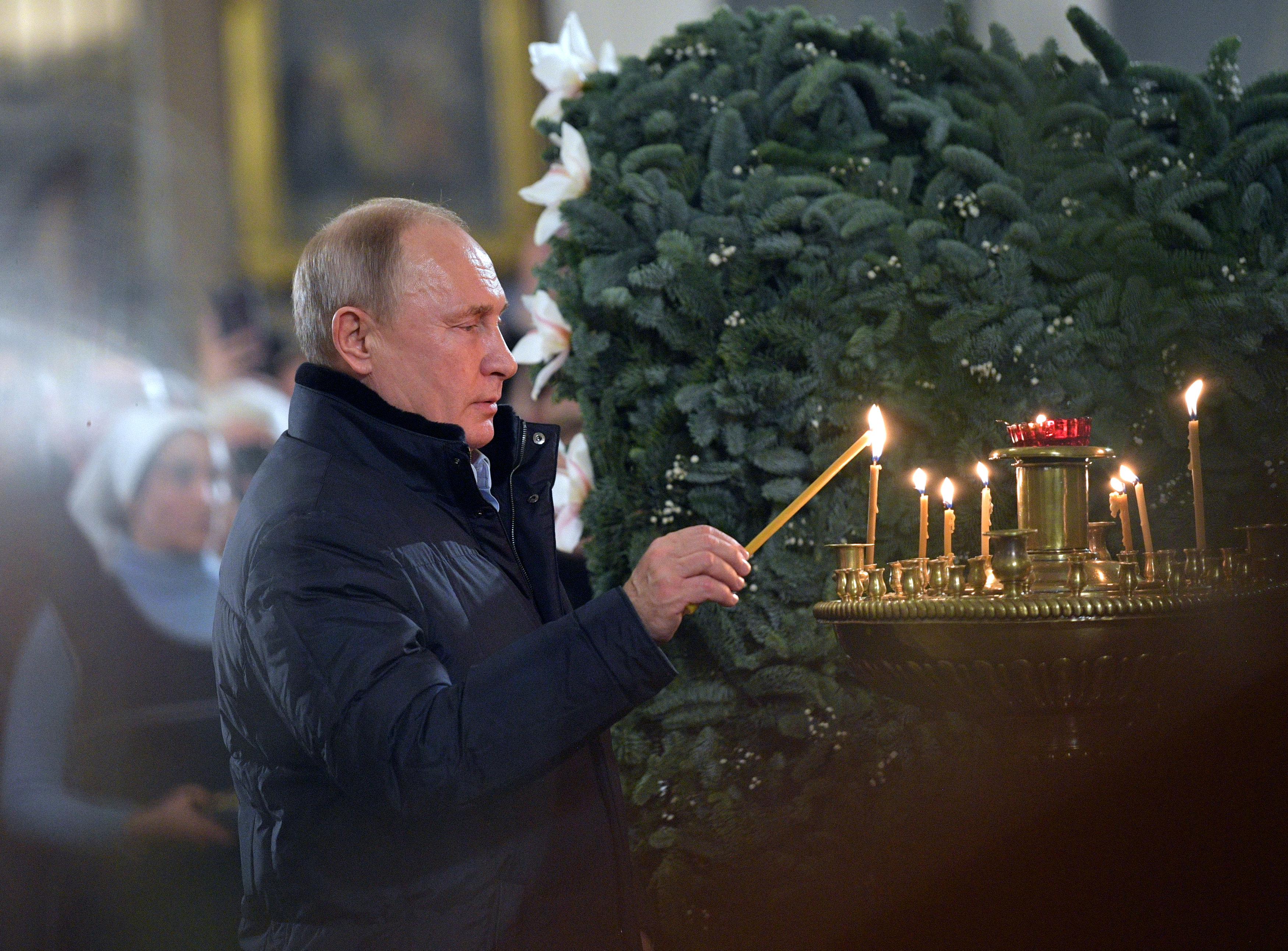 الرئيس بوتين يحضر قداس عيد الميلاد فى إحدى كنائس (1)