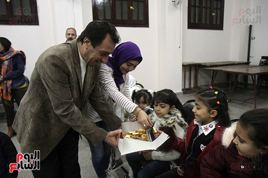 المسلمون يشاركون الأقباط الاحتفال بعيد الميلاد بالشيكولاتة والهدايا (32)
