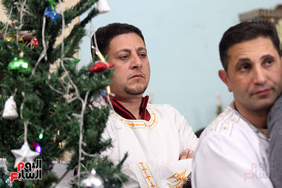 المسلمون يشاركون الأقباط الاحتفال بعيد الميلاد بالشيكولاتة والهدايا (15)