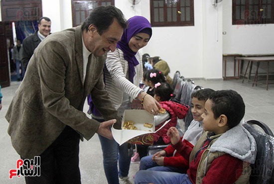 المسلمون يشاركون الأقباط الاحتفال بعيد الميلاد بالشيكولاتة والهدايا (33)