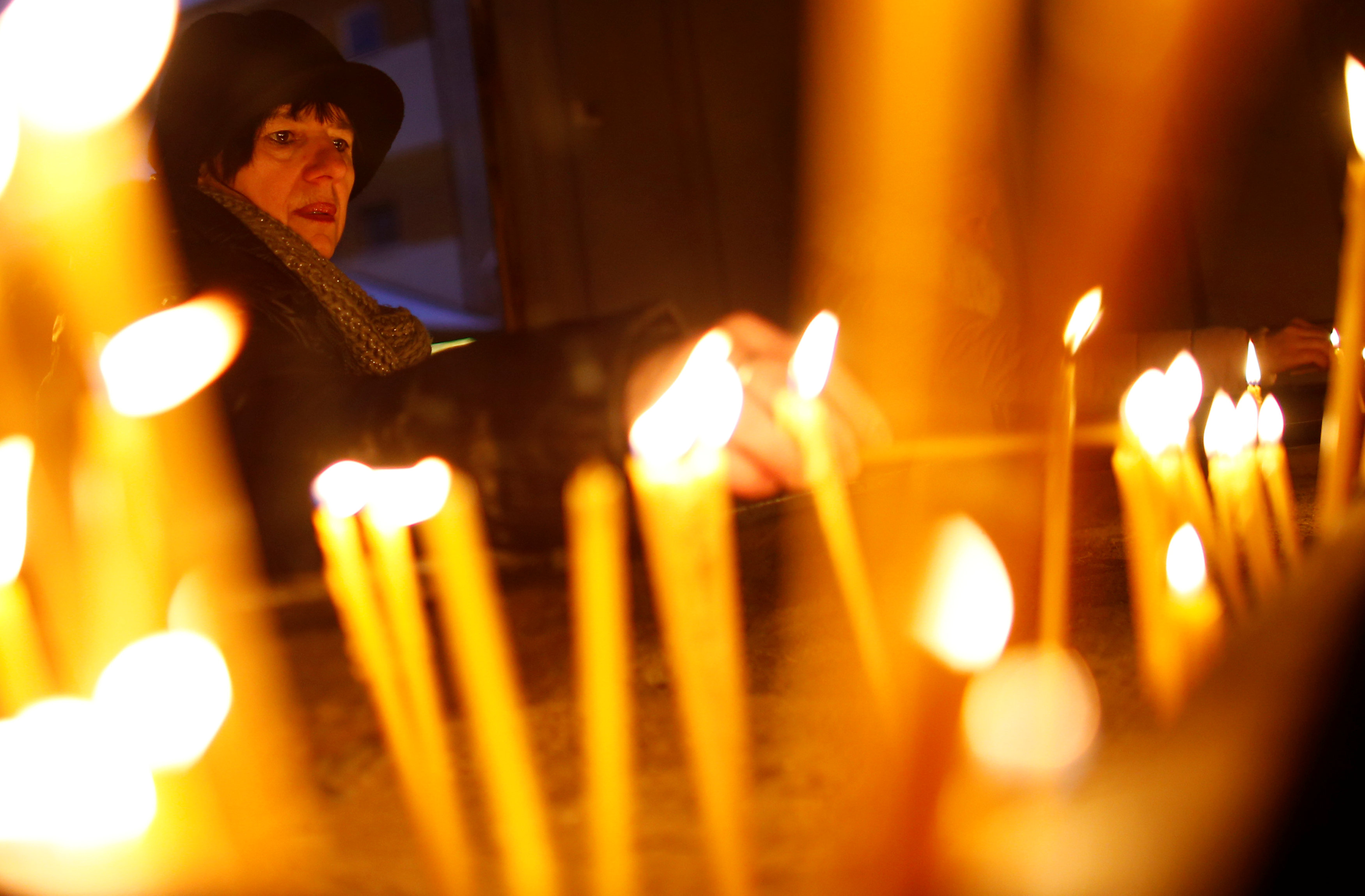اضاءة الشموع خلال القداس