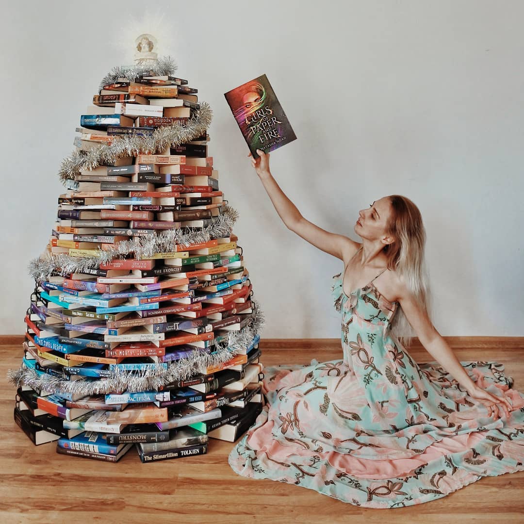 اليزابيث مع كتب على شكل شجرة
