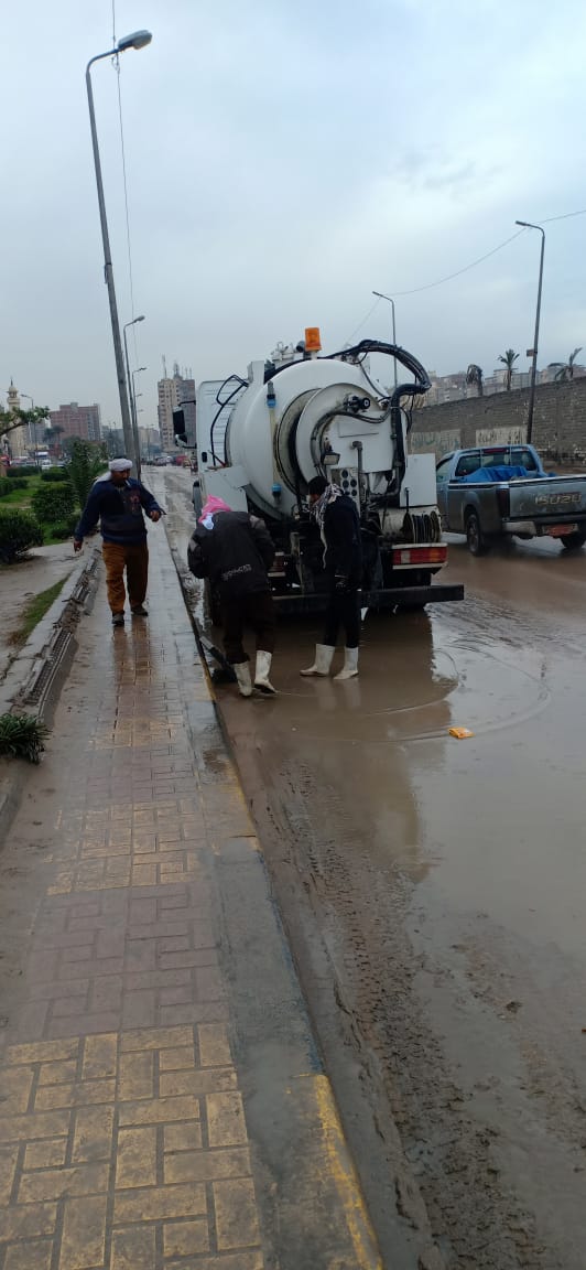 كسح مياه الأمطار من شوارع الإسكندرية (2)